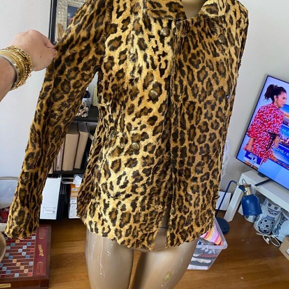 Double breasted faux cheetah jacket. Soft lined beautiful condition. Size 6. - Picture 9 of 14